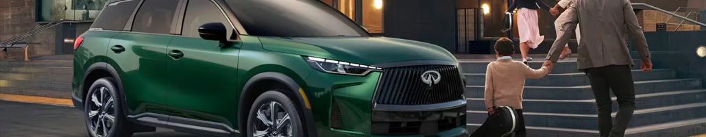 INFINITI QX60 vert avec une famille devant un escalier